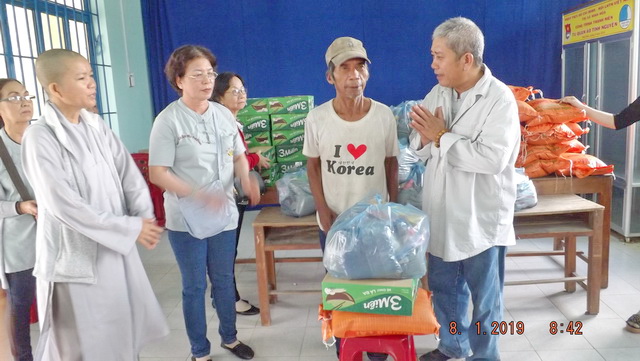 Trao tặng quà cho hộ nghèo nhân dịp Tết Nguyên đán năm 2019