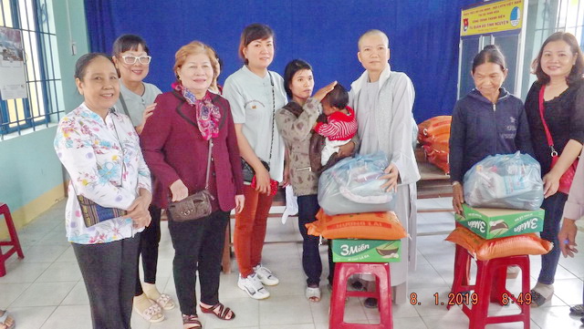 Trao tặng quà cho hộ nghèo nhân dịp Tết Nguyên đán năm 2019
