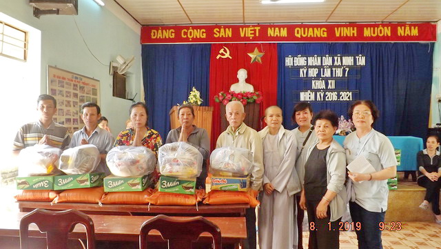 Trao tặng quà cho hộ nghèo nhân dịp Tết Nguyên đán năm 2019