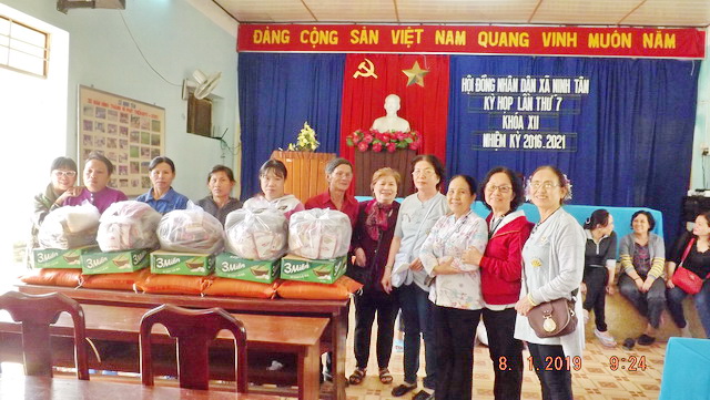 Trao tặng quà cho hộ nghèo nhân dịp Tết Nguyên đán năm 2019