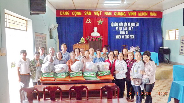 Trao tặng quà cho hộ nghèo nhân dịp Tết Nguyên đán năm 2019