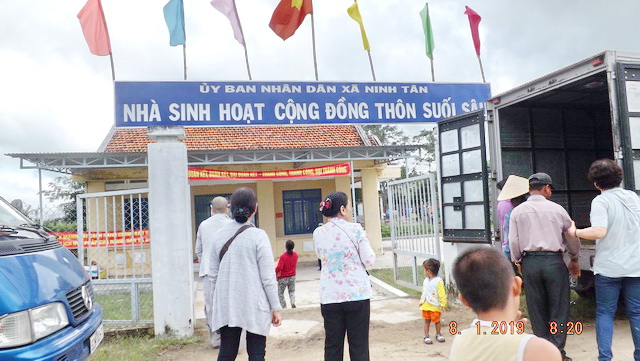 Trao tặng quà cho hộ nghèo nhân dịp Tết Nguyên đán năm 2019