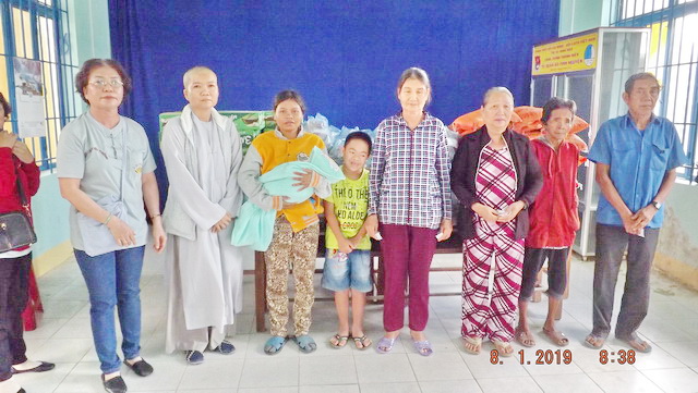 Trao tặng quà cho hộ nghèo nhân dịp Tết Nguyên đán năm 2019