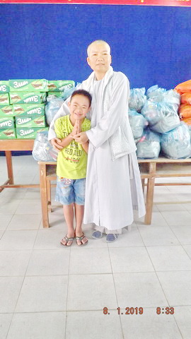 Trao tặng quà cho hộ nghèo nhân dịp Tết Nguyên đán năm 2019