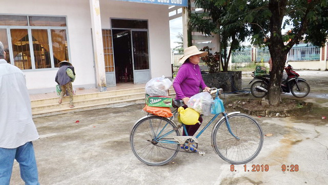Trao tặng quà cho hộ nghèo nhân dịp Tết Nguyên đán năm 2019