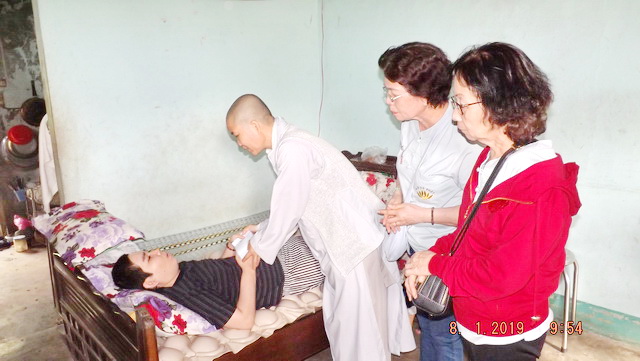 Trao tặng quà cho hộ nghèo nhân dịp Tết Nguyên đán năm 2019