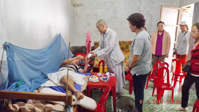 Trao tặng quà cho hộ nghèo nhân dịp Tết Nguyên đán năm 2019