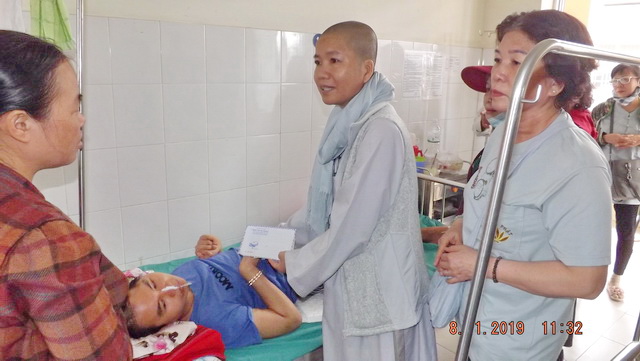 Trao tặng quà cho hộ nghèo nhân dịp Tết Nguyên đán năm 2019