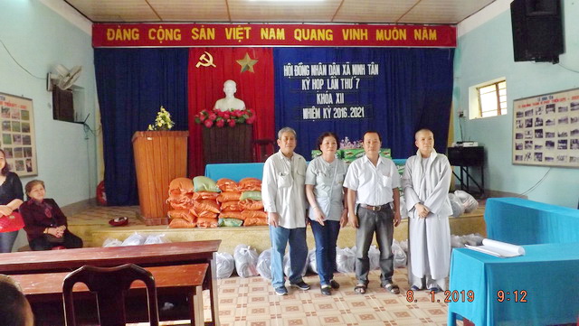 Trao tặng quà cho hộ nghèo nhân dịp Tết Nguyên đán năm 2019