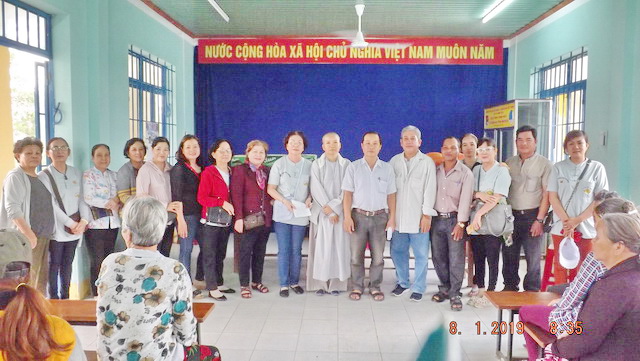 Trao tặng quà cho hộ nghèo nhân dịp Tết Nguyên đán năm 2019