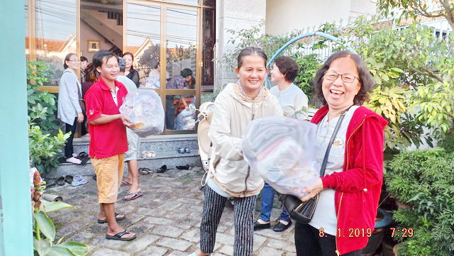 Trao tặng quà cho hộ nghèo nhân dịp Tết Nguyên đán năm 2019