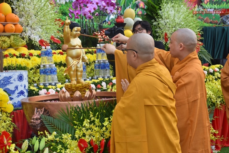 TP. HCM: Thiêng liêng lễ Tắm Phật tại Việt Nam Quốc Tự