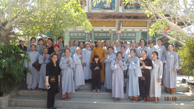 Phật tử thiện nguyện Ninh Hòa hành hương cúng dường mùa An cư kiết hạ