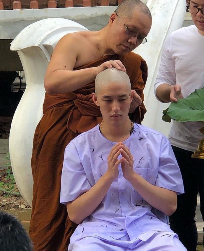 Tài tử Thái Lan - Tor Thanapob đi tu báo hiếu cha mẹ