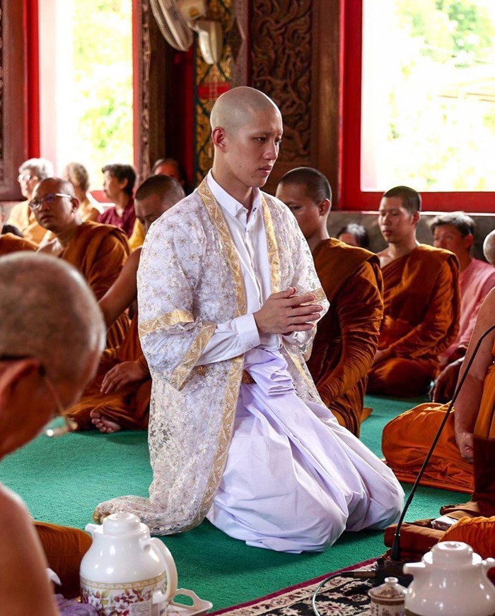 Tài tử Thái Lan - Tor Thanapob đi tu báo hiếu cha mẹ