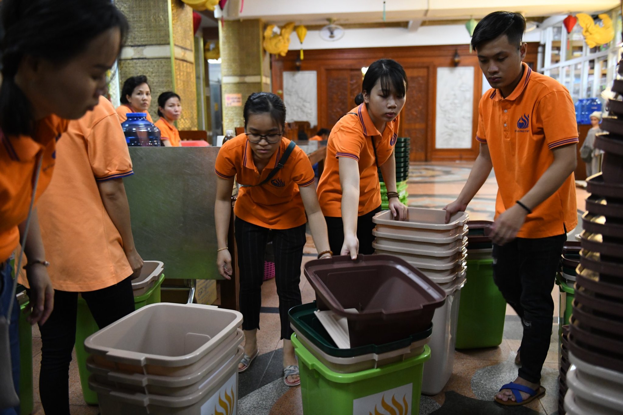 Tổng Kết Chương Trình Trao Tặng Thùng Rác Bảo Vệ Môi Trường Cho Phường 3, Quận 10 (C218)