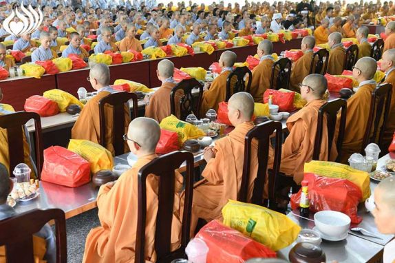 Tổng Kết Chương Trình  Cúng Dường Trường Hạ Học Viện Phật Giáo Việt Nam  (Cs Lê Minh Xuân) (C211)