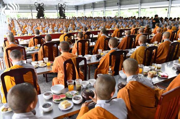 Tổng Kết Chương Trình  Cúng Dường Trường Hạ Học Viện Phật Giáo Việt Nam  (Cs Lê Minh Xuân) (C211)
