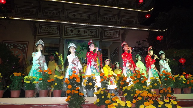Văn nghệ mừng xuân ở chùa Đức Hòa