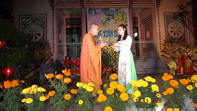 Văn nghệ mừng xuân ở chùa Đức Hòa