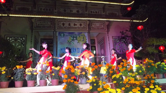 Văn nghệ mừng xuân ở chùa Đức Hòa