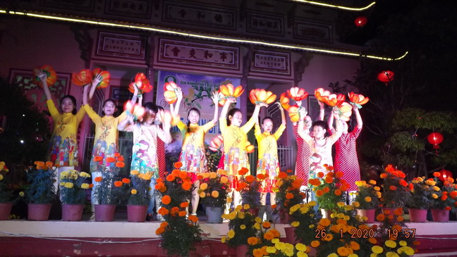Văn nghệ mừng xuân ở chùa Đức Hòa