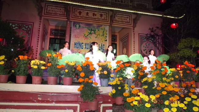 Văn nghệ mừng xuân ở chùa Đức Hòa