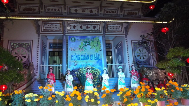 Văn nghệ mừng xuân ở chùa Đức Hòa