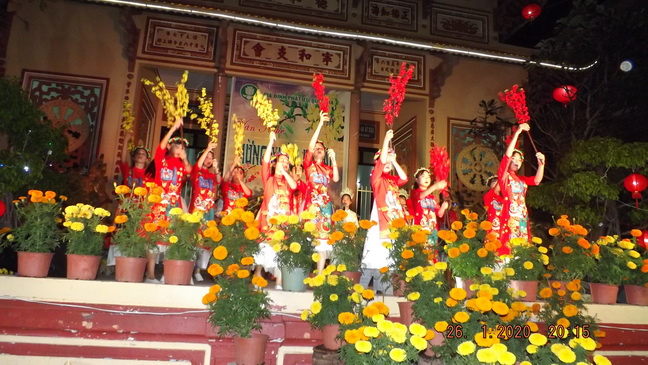 Văn nghệ mừng xuân ở chùa Đức Hòa