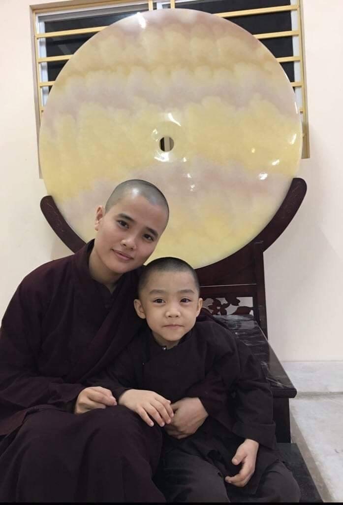 Lê Tùng Vân - C.TY Kỳ Long Đức lập ngai vàng bằng đá, bảo đồ đệ xưng mình bằng “giáo chủ Vũ trụ” mang các nghịch tử ra làm loạn Phật Việt.