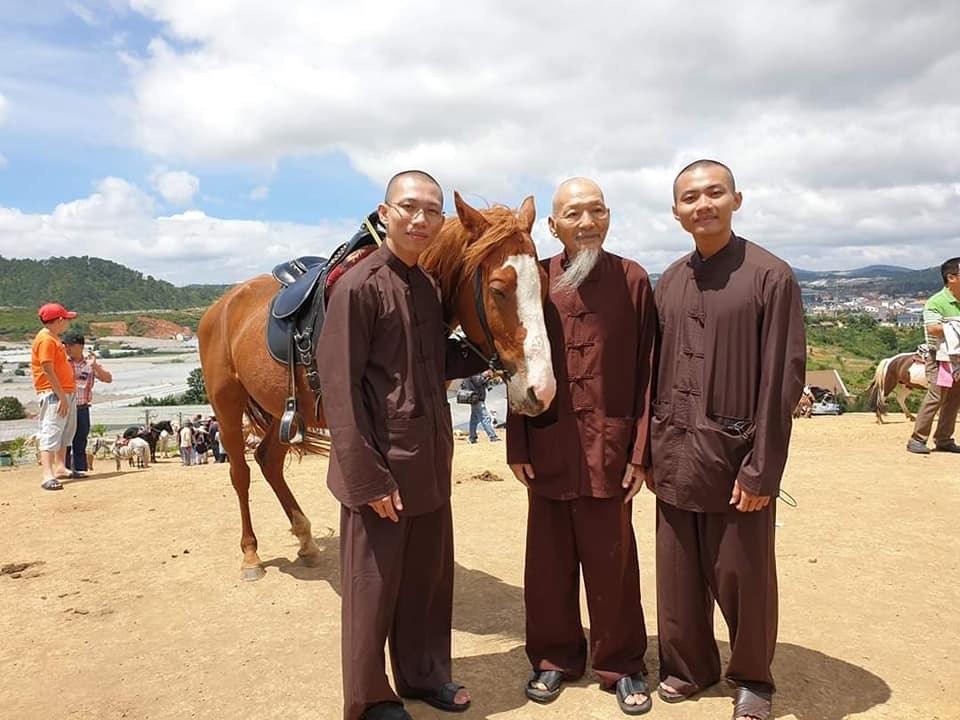 Lê Tùng Vân - C.TY Kỳ Long Đức lập ngai vàng bằng đá, bảo đồ đệ xưng mình bằng “giáo chủ Vũ trụ” mang các nghịch tử ra làm loạn Phật Việt.
