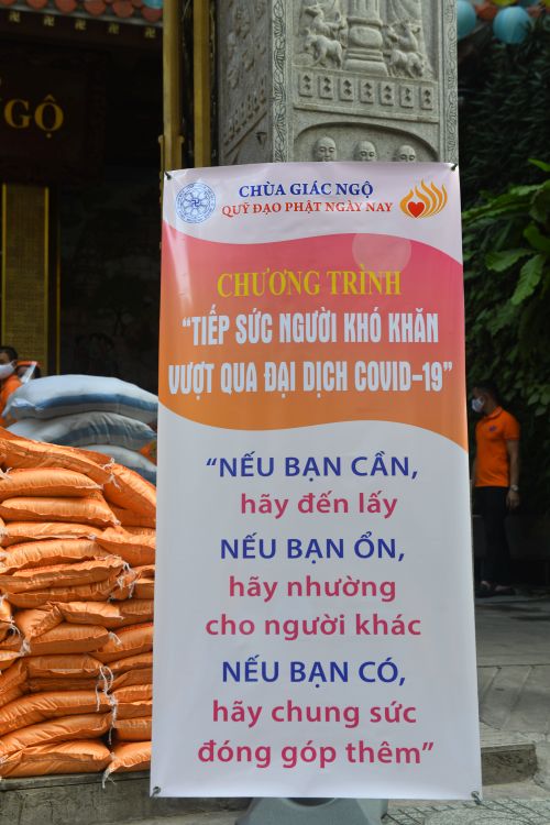 Quỹ Đạo Phật Ngày Nay Tặng Gạo Cho Bà Con Có Hoàn Cảnh Khó Khăn