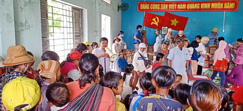 Tặng quà từ thiện cho học sinh nghèo hiếu học và đồng bào khó khăn tại xã miền núi