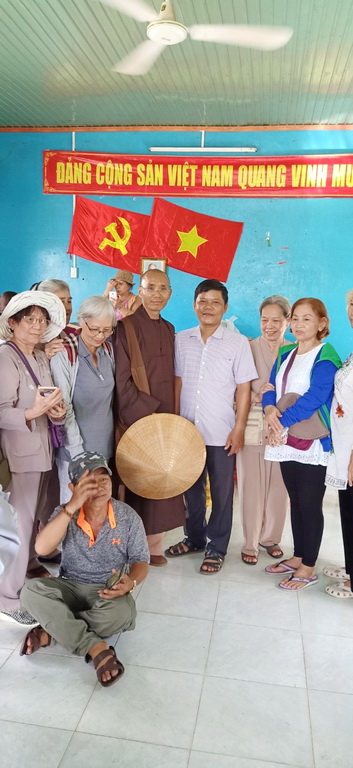 Tặng quà từ thiện cho học sinh nghèo hiếu học và đồng bào khó khăn tại xã miền núi