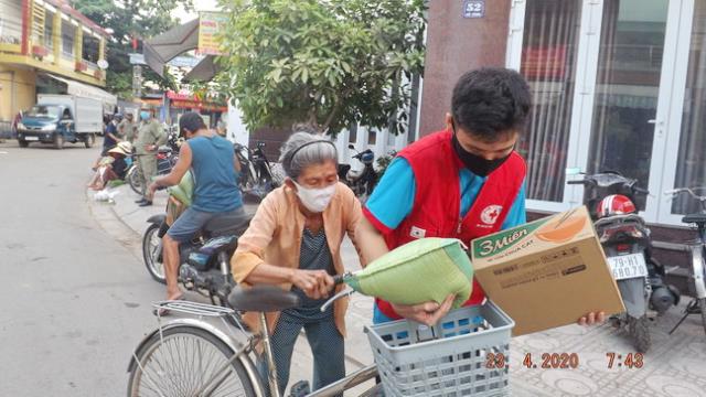Quán chay An Duyên giúp đỡ người nghèo