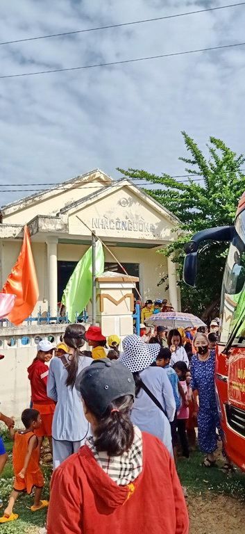 Tặng quà từ thiện cho học sinh nghèo hiếu học và đồng bào khó khăn tại xã miền núi