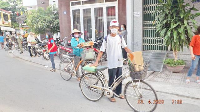 Quán chay An Duyên giúp đỡ người nghèo