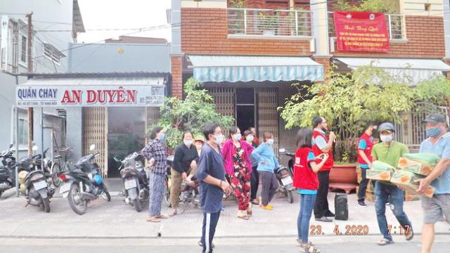 Quán chay An Duyên giúp đỡ người nghèo