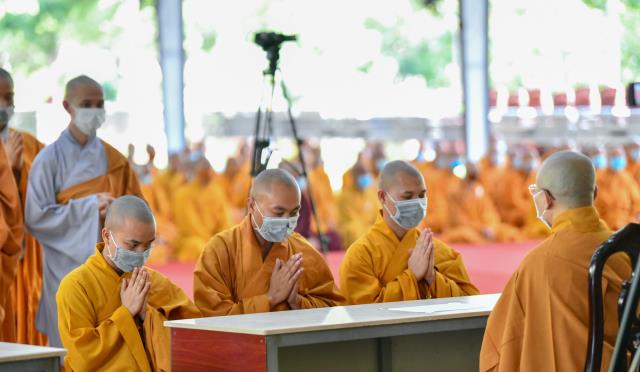 TP. HCM: Hơn 800 Tăng Ni sinh làm Lễ Tự tứ