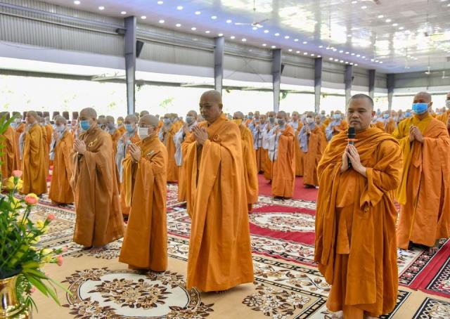 TP. HCM: Hơn 800 Tăng Ni sinh làm Lễ Tự tứ