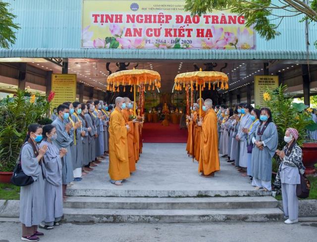 TP. HCM: Hơn 800 Tăng Ni sinh làm Lễ Tự tứ