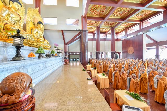 TP. HCM: Hơn 800 Tăng Ni sinh làm Lễ Tự tứ