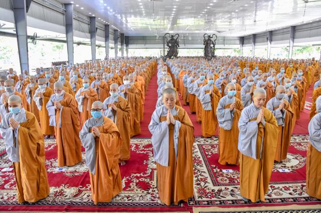 TP. HCM: Hơn 800 Tăng Ni sinh làm Lễ Tự tứ