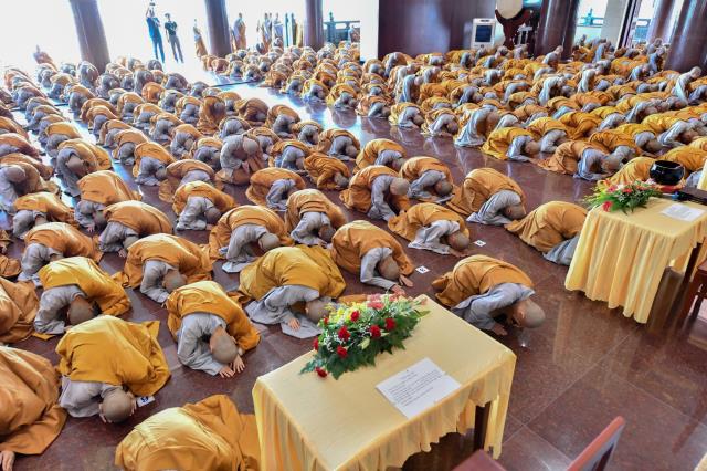 TP. HCM: Hơn 800 Tăng Ni sinh làm Lễ Tự tứ
