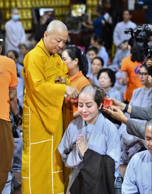 Xúc động giây phút cạo tóc cho gần 100 hành giả trong lễ khai mạc khóa tu &quot;Xuất gia gieo duyên&quot; lần 7 tại chùa Giác Ngộ