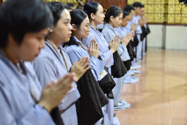 Xúc động giây phút cạo tóc cho gần 100 hành giả trong lễ khai mạc khóa tu &quot;Xuất gia gieo duyên&quot; lần 7 tại chùa Giác Ngộ