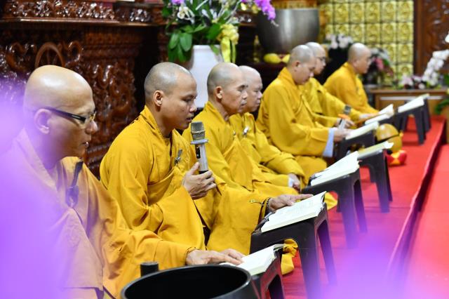 Chùm ảnh: Thời Kinh tối trong khóa tu &quot;Xuất gia gieo duyên&quot; chùa Giác Ngộ, ngày 14/09/2020