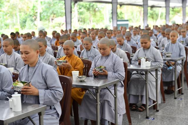 HT. Thích Tịnh Hạnh và HT. Thích Thiện Tánh thăm hội đồng thi