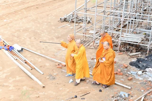 HT. Thích Tịnh Hạnh và HT. Thích Thiện Tánh thăm hội đồng thi