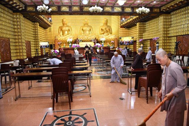 Chùm ảnh: Hành giả chấp tác trong ngày đầu tiên khóa tu &quot;Xuất gia gieo duyên&quot;